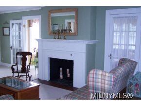 Living room w/Fireplace