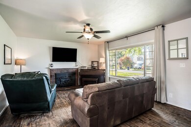 608 SW 14th St, Redmond, OR 97756 - photo 4