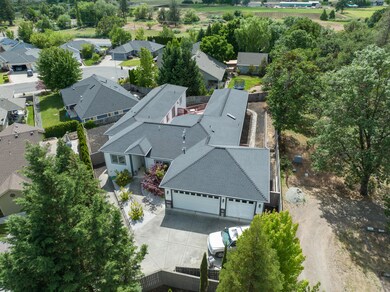 875 N Mountain Ave, Central Point, OR 97502 - photo 2