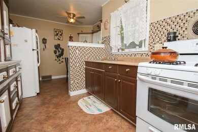 915 N Division St, Davenport, IA 52804 - photo 2