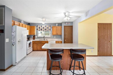 Cook away in this convenient kitchen! center isle 