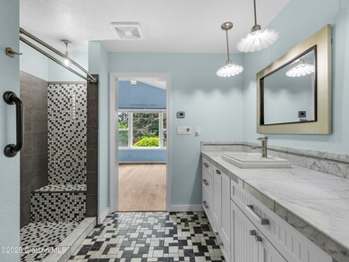 343 Hemlock St-29
