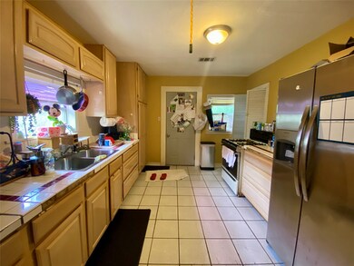 631 Wainwright St, Houston, TX 77022 - photo 4
