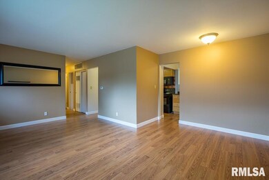 1504 Lakewood Dr, Bettendorf, IA 52722 - photo 4