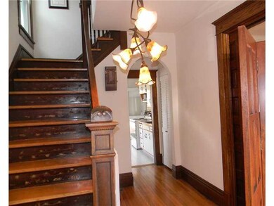 Entry/Foyer.