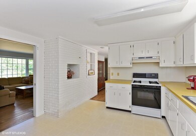 06_95coachlane_177_Kitchen_MLSuse_1500x1