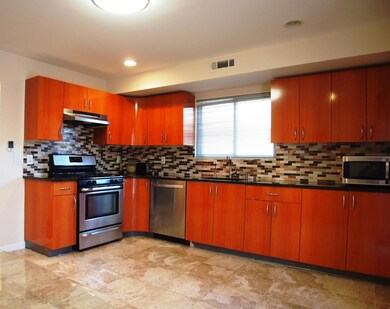 (5) Eat In Kitchen