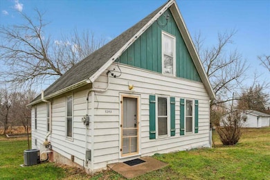 1243 Bertram St, Cedar Rapids, IA 52403 - photo 2