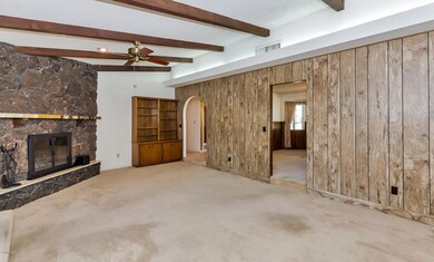 2885 E North Ln-large-006-9-Living Room-
