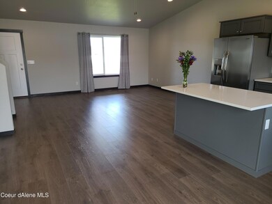 kitchen to entry