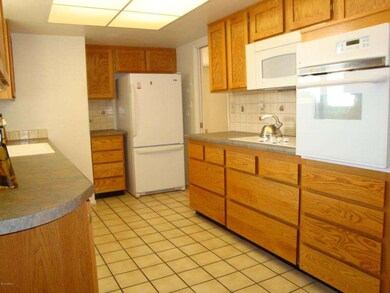 4 NICE KITCHEN AND APPLIANCES