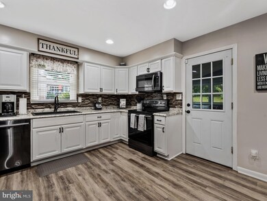 208 Lincoln Ln, Sykesville, MD 21784 - photo 2