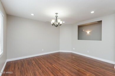 005-photo-dining-room-8066300