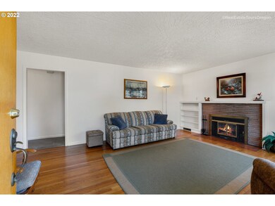 Living Room/Entrance