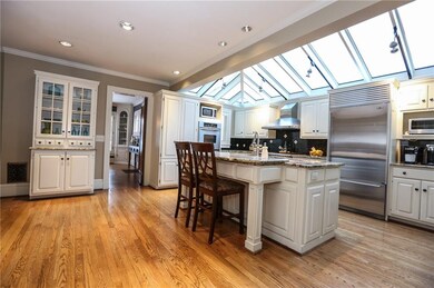 Amazing Cooks Eat-in Kitchen with Granite Counters