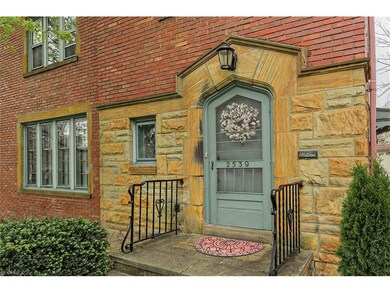Wonderful sandstone craftsmanship welcomes you at 