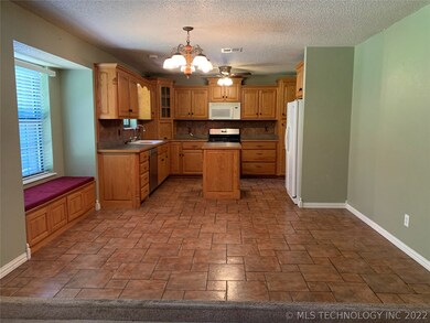 1464 Maplewood Dr, Claremore, OK 74017 - photo 5