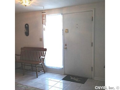Foyer Spacious front entry