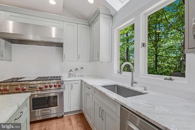 8529 Oak Pointe Way, Fairfax Station, VA 22039 - photo 5