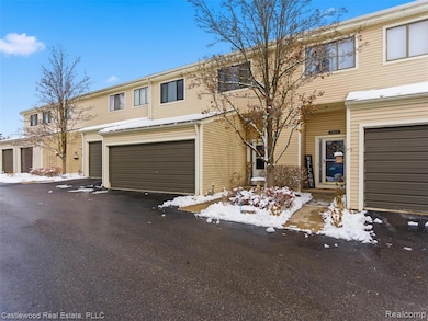 5868 Shore Ct unit 29, Clarkston, MI 48346 - photo 2