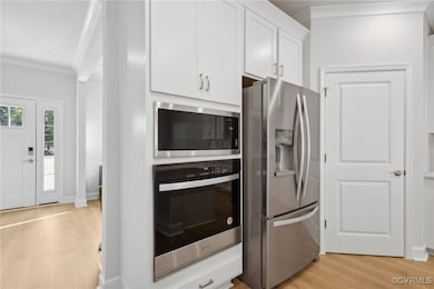 Kitchen with ornamental molding, light wood-type f