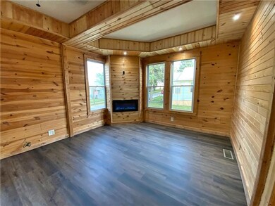 627 W 2nd St S, Newton, IA 50208 - photo 3