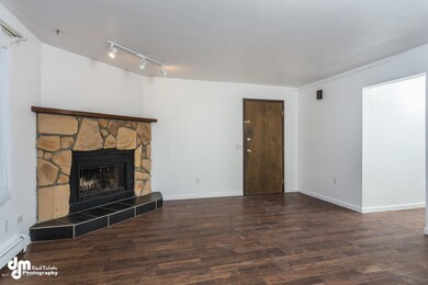 315 Krane Drive Unit 1-large-003-16-Livi