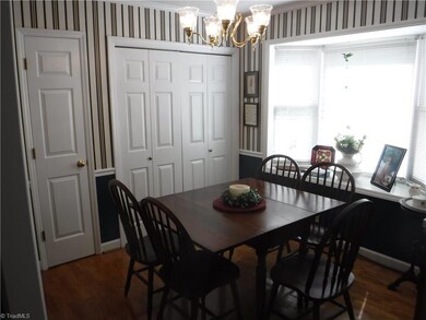 122 N Oakwood Dr, Statesville, NC 28677 - photo 4