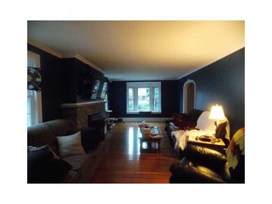 Living Room. HUGE FRONT TO BACK LIVING ROOM, PELLE