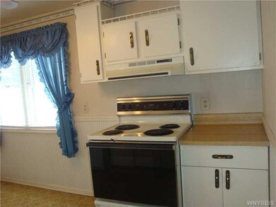 Kitchen. All appliances stay