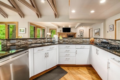 016_ 359 E Longview Ave,