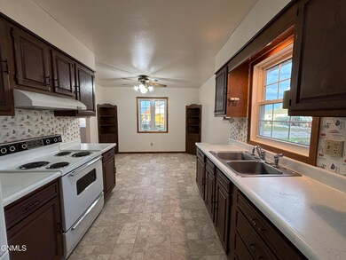 305 5th St NE, Hazen, ND 58545 - photo 6