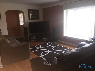Gorgeous bay window allows TONS of sunlight in. Am