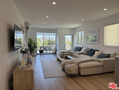 9842 Vidor Dr unit 402, Los Angeles, CA 90035 - photo 2