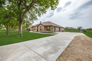 138 Blacktail Ln, Azle, TX 76020 - photo 2