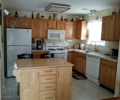 Kitchen w/Oak Cabinets and Ceramic Tile