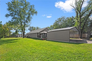 124 E Pacific Ave, Osawatomie, KS 66064 - photo 4