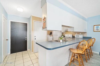Kitchen w/ peninsula seating