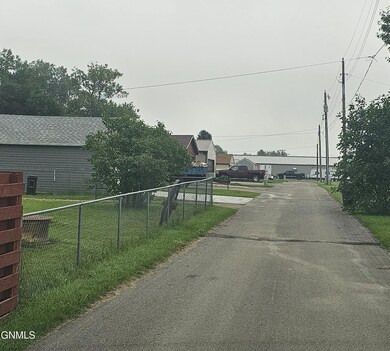 925 15th St SW, Jamestown, ND 58401 - photo 5