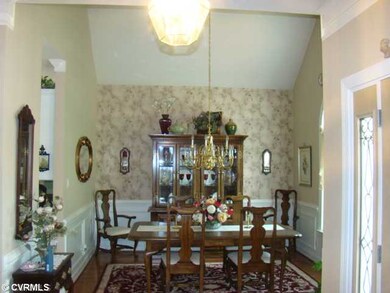 Dining Room - Vaulted Ceilings & Hardwood Flooring