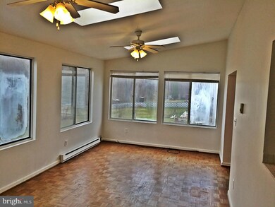 1426 Shady Glen Dr, District Heights, MD 20747 - photo 4