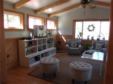 Other view of livingroom.