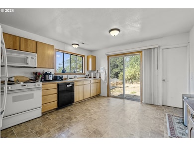 842 NE Center St, Sheridan, OR 97378 - photo 2