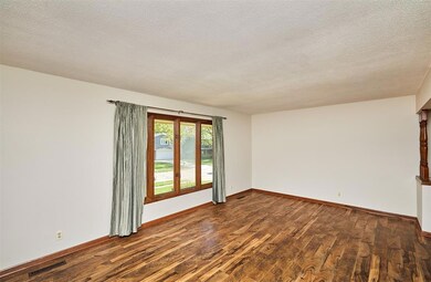 9774 Colby Ave, Clive, IA 50325 - photo 4