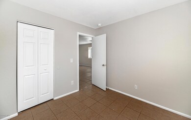 2721 E Southgate Ave-large-012-008-2721