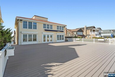 Ocean Front with 40x40 ft deck great for entertaining