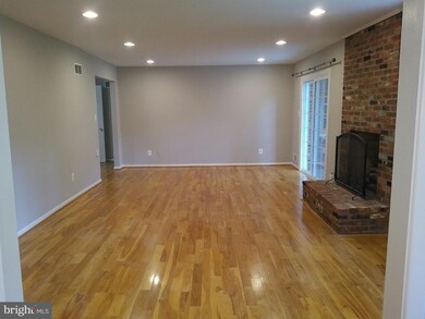 8813 Stonehaven Ct, Potomac, MD 20854 - photo 6