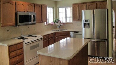 Silestone counter-tops, Travertine back-splash, st