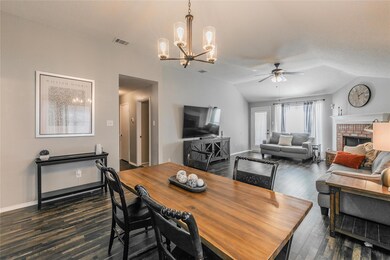 Large dining space- eat, dine, entertain