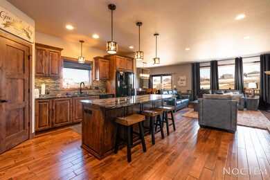 3921 Crest Cir-12